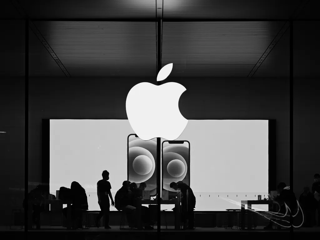 Tampilan logo perusahaan Apple di salah satu toko miliknya (photo/Unsplash/Jimmy Jin)