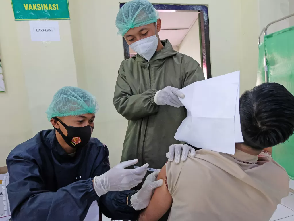 Petugas medis menyuntikkan vaksin COVID-19 kepada peserta di kompleks Kodim 0705/Magelang Magelang, Jawa Tengah, Jumat (6/8/2021). (ANTARA FOTO/Anis Efizudin)