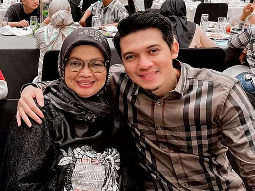 Irwansyah dan ibunya. (Instagram/@irwansyah_15)