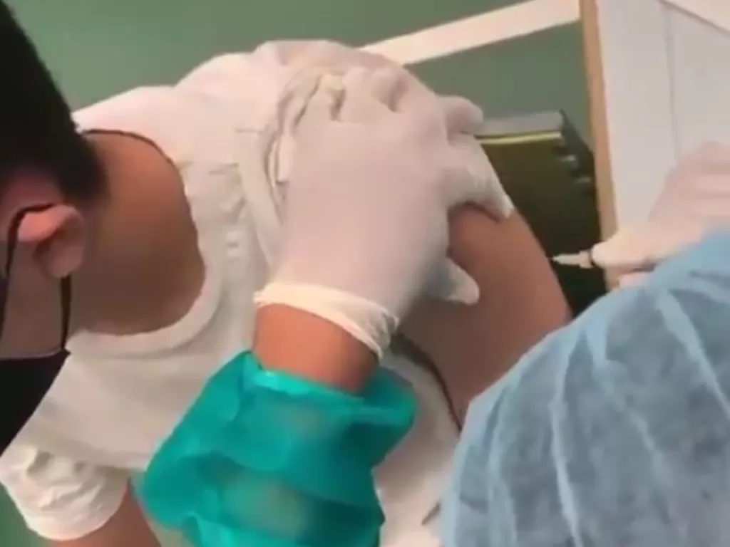 Tangkapan layar video pemberian vaksin hampa. (Twitter/@Irwan2yah)