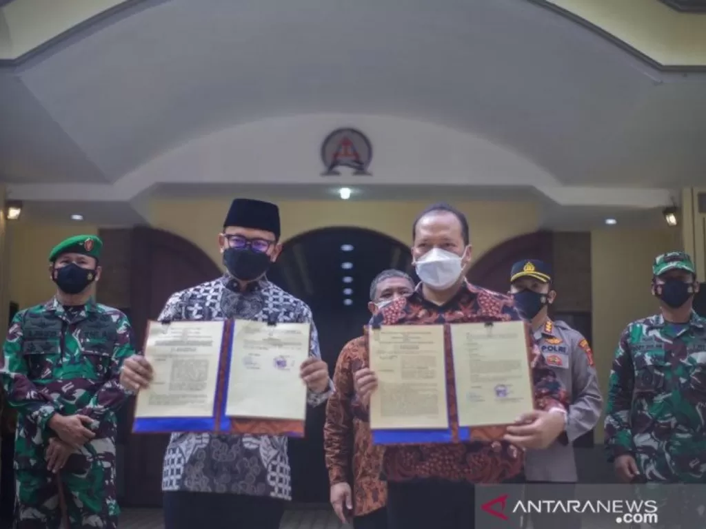 Wali Kota Bogor Bima Arya dan Ketua Majelis Jemaat GKI Pengadilan Bogor Krisdianto (Dok. Pemkot Bogor)