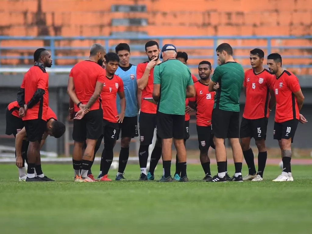 Para pemain Borneo FC sedang mendengarkan arahan dari pelatih. (photo/Instagram/@borneofc.id)