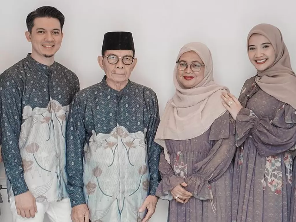 Zaskia Sungkar dan orang tua Irwansyah. (Instagram/@zaskiasungkar15)