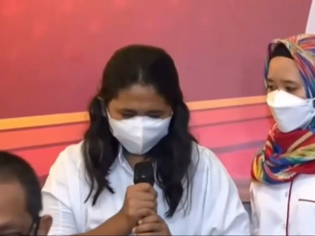 Tersangka EO perawat yang suntik kosong saat vaksinasi di Pluit, Jakarta Utara. (Foto/Kompas TV)