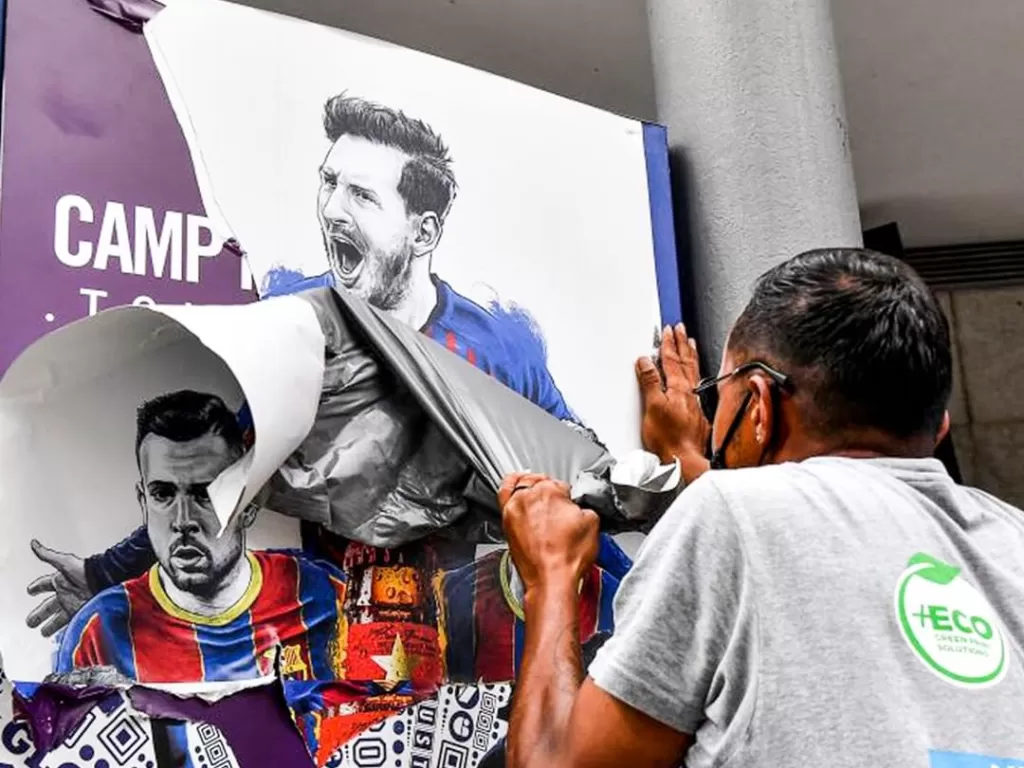 Barcelona menurunkan poster Lionel Messi dari Camp Nou (Instagram @brfootball)