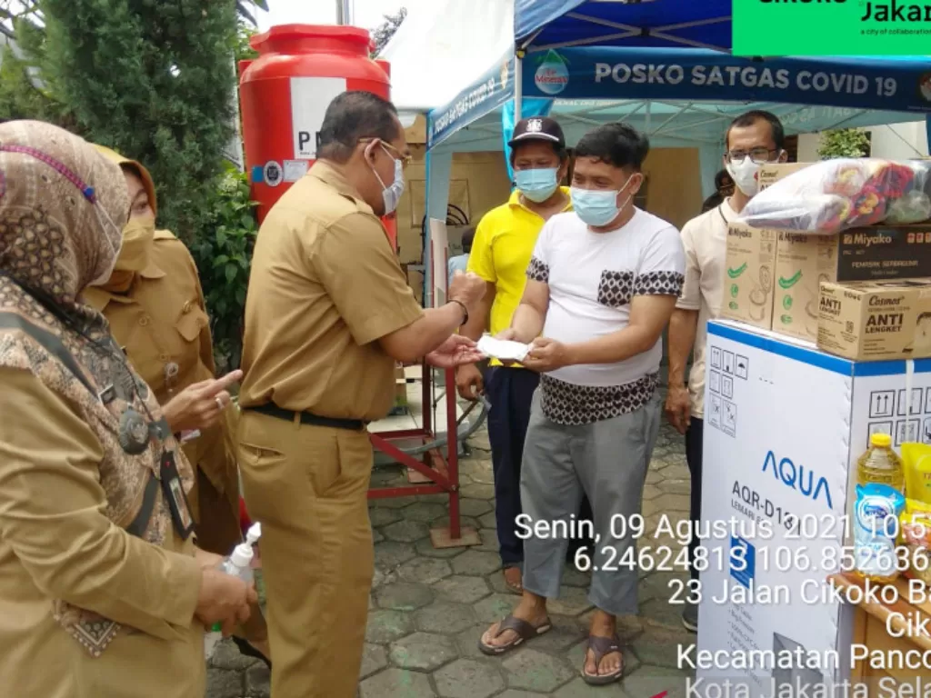 Petugas Kelurahan Cikoko memberikan doorprize (hadiah) kepada warganya yang telah divaksin di Kantor Lurah Cikoko, Jakarta Selatan, Senin (9/8/2021).  (photo/ANTARA/HO)