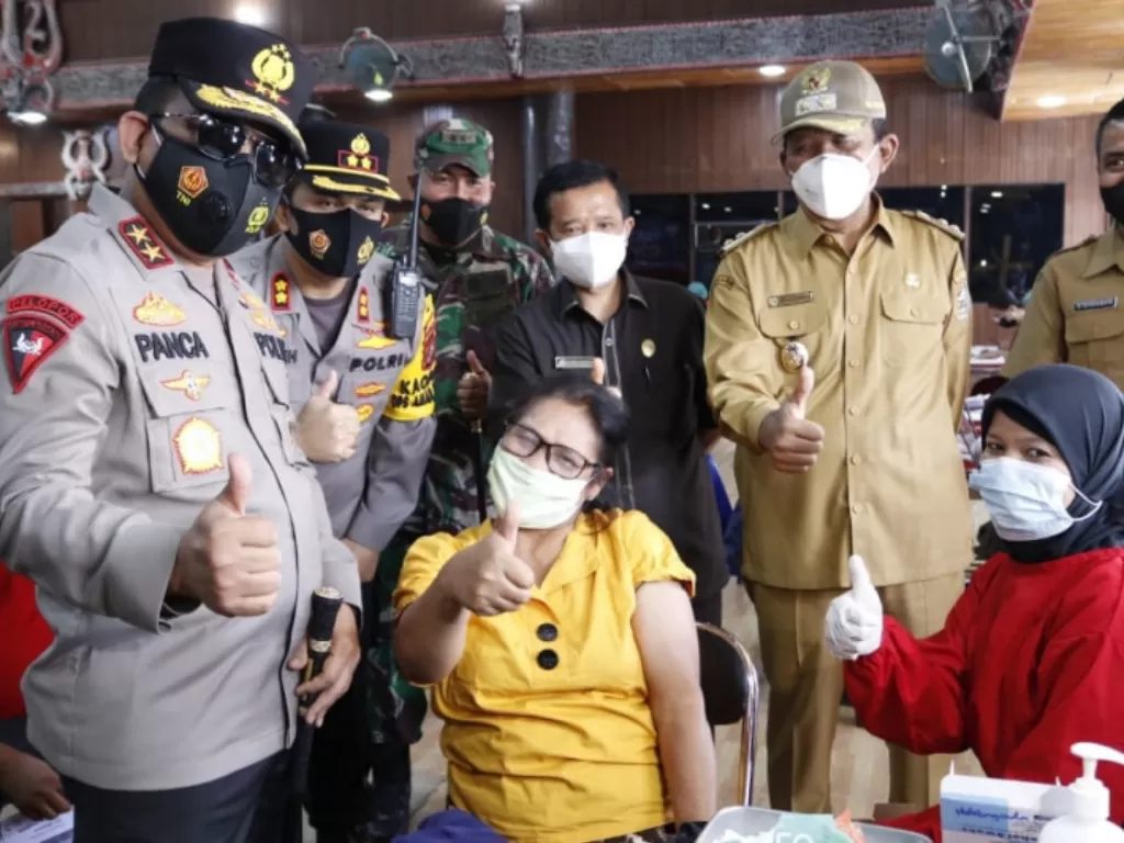 Kapolda Sumatera Utara Irjen Pol RZ Panca Putra Simanjuntak (paling kiri) meninjau pelaksanaan vaksinasi tahap II, di Desa Sopo Partungkoan, Kecamatan Tarutung, Kabupaten Tapanuli Utara. ANTARA/HO