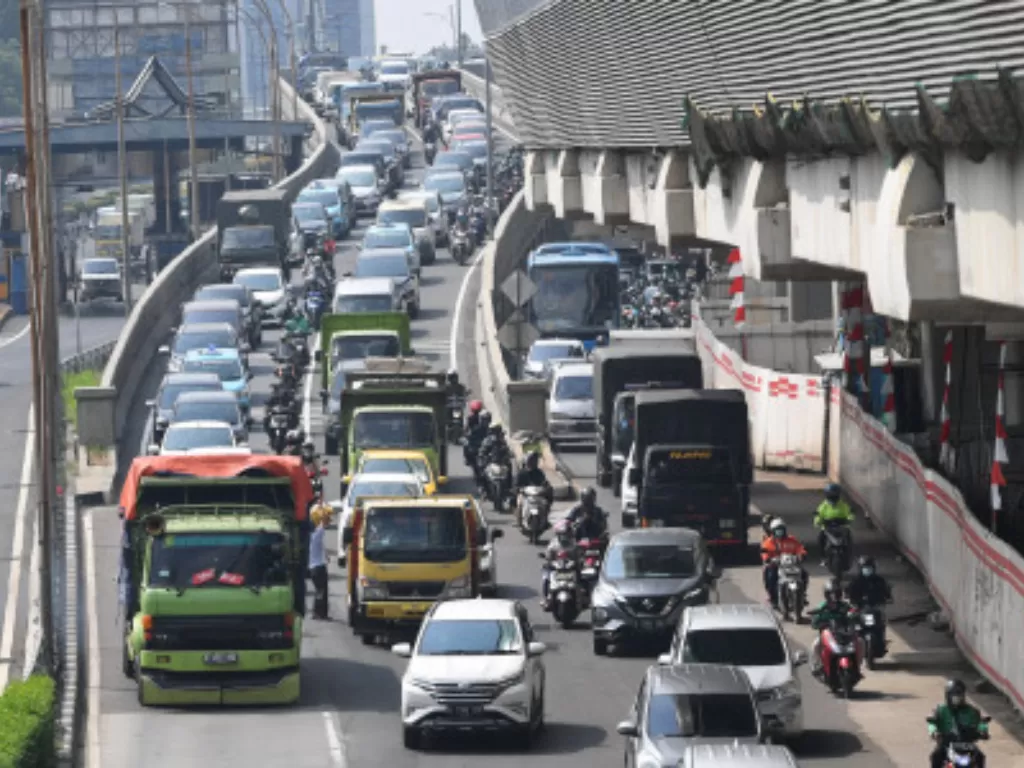 Jalan Gatot Subroto akan kembali menerapkan kebijakan ganjil genap. (ANTARA FOTO/Akbar Nugroho Gumay)