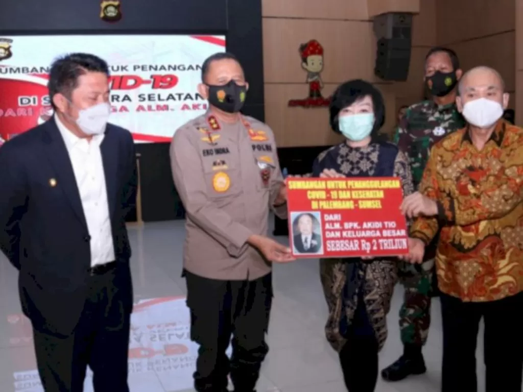 Kapolda Sumsel, Irjen Pol Eko Indra Heri saat menerima simbolis bantuan Rp2 triliun dari keluarga mendiang Akidi Tio. (photo/ANTARA/Yudi Abdullah/21)