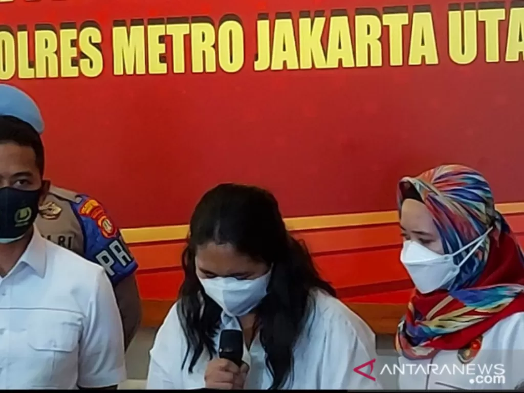 Tersangka EO pelaku vaksin kosong saat ekspose di Mapolres Metro Jakarta Utara, Selasa, (10/8/2021). (Foto/Antara)