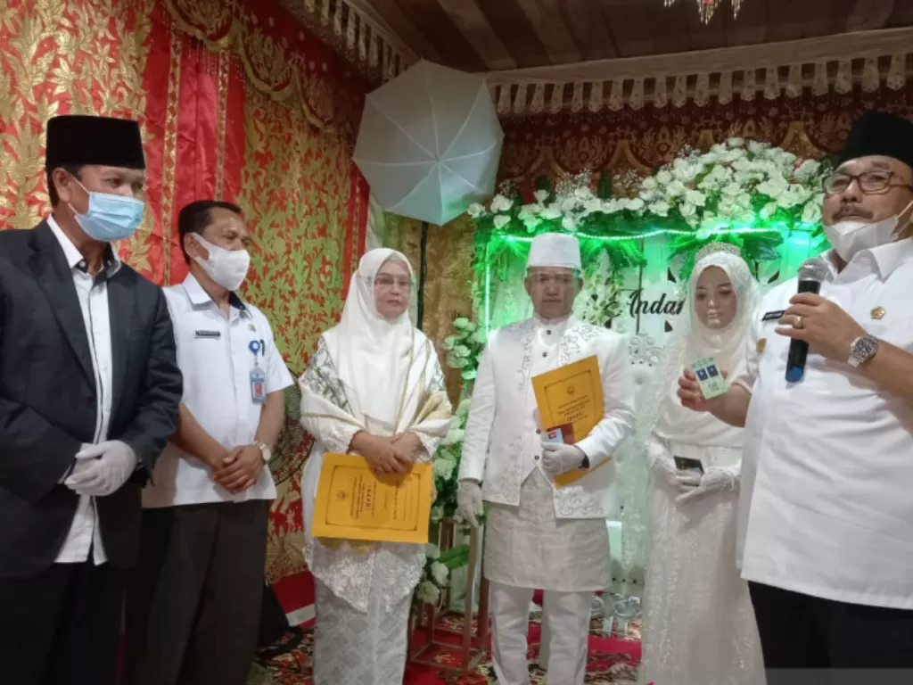 Ilustrasi - Bupati Pasaman Benny Utama memperlihatkan kartu nikah digital secara perdana (ANTARA/Septria Rahmat)
