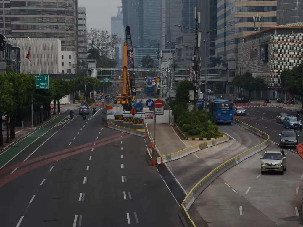 Sejumlah kendaraan melintas di dekat proyek pembangunan MRT Jakarta fase 2A di kawasan Jalan MH Thamrin, Jakarta, Kamis (22/7/2021). (ANTARA/Indrianto Eko Suwarso)