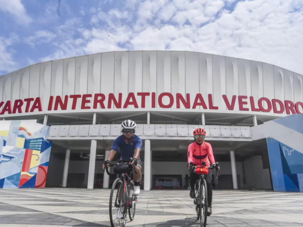 Warga bersepeda di halaman Jakarta International Velodrome, Sabtu (10/4/2021). (ANTARA/Muhammad Adimaja)