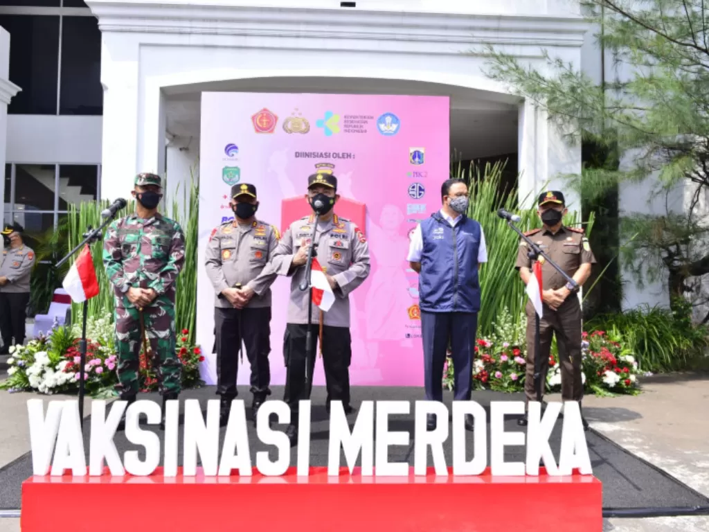 Kapolri Jenderal Pol Listyo Sigit Prabowo (tengah) didampingi Gubernur DKI Jakarta Anies Baswedan dan Kapolda Metro Jaya Irjen Pol Fadil Imran, meluncurkan Vaksinasi Merdeka (ANTARA/HO-Divisi Humas Polri)