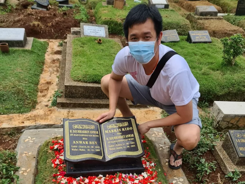Hendra Setiawan kunjungi makam Markis Kido (Instagram @hendrasansan)