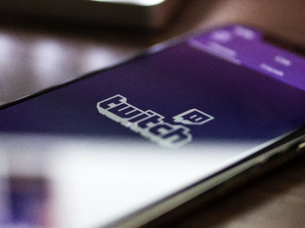 Tampilan logo Twitch di aplikasi mobilenya (Ilustrasi/Unsplash/Caspar Camille Rubin)