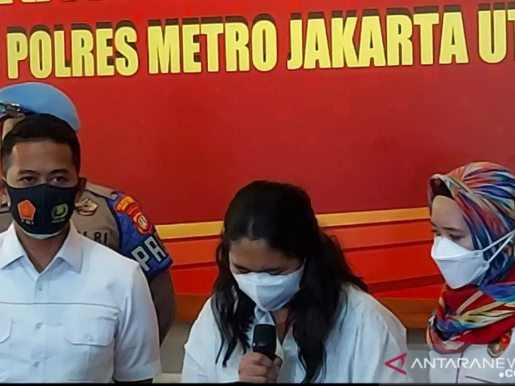Oknum perawat EO menangis saat mengakui kelalaiannya dalam kasus suntikan dosis vaksin kosong yang viral di media sosial di Markas Polres Metro Jakarta Utara, Selasa (10/8/2021). (photo/ANTARA/Abdu Faisal)