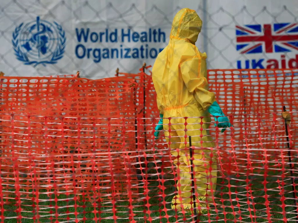 Seseorang yang mengenakan pakaian pelindung ebola terlihat di dalam fasilitas perawatan ebola di rumah sakit umum Bwera dekat perbatasan dengan Republik Demokratik Kongo. REUTERS/James Akena