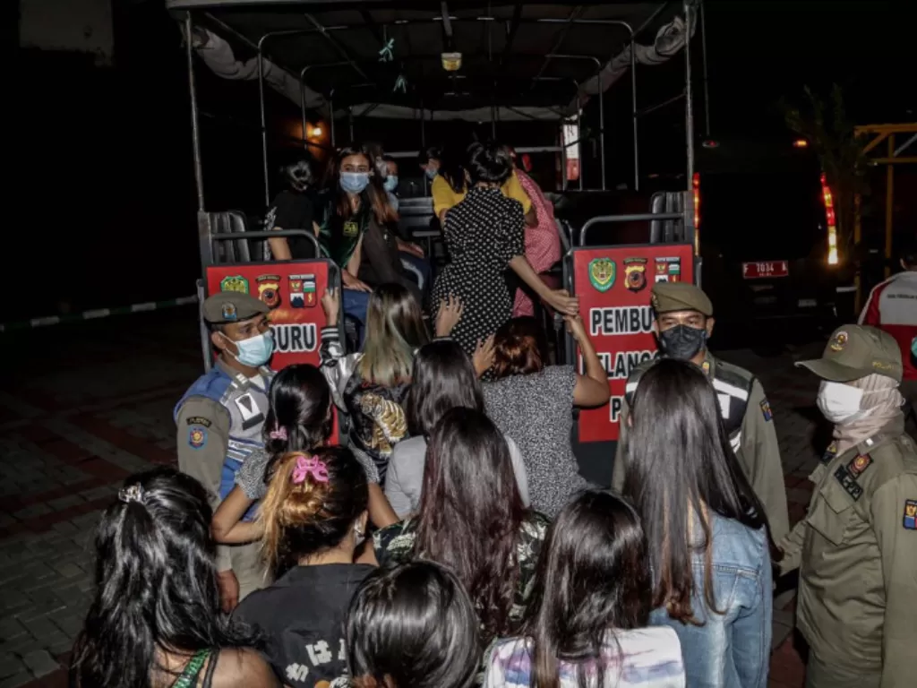 Tim Gabungan Pemburu Pelanggar PPKM Kota Bogor mengamankan 24 pasangan muda-mudi mesum dan diduga terkait praktik prostitusi, dari hotel di Kota Bogor, Rabu (11/8/2021) tengah malam. (Dok. Pemkot Bogor).