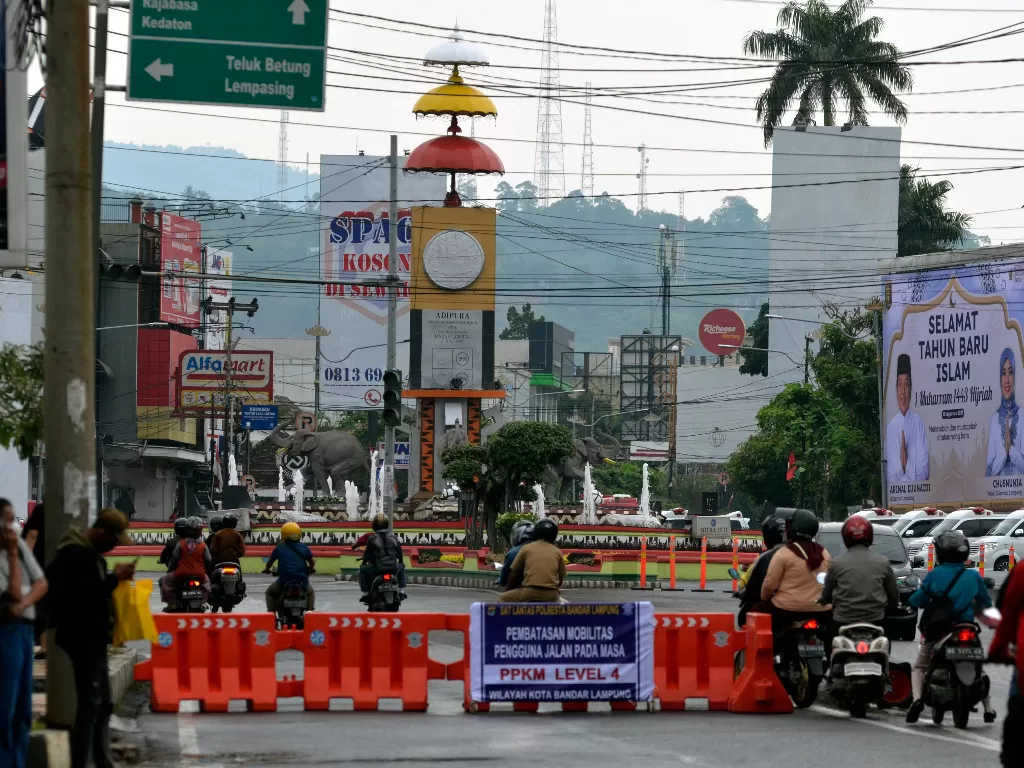 Sejumlah pengendara menerobos celah penyekatan jalan Jenderal Sudirman saat masa PPKM Level 4 di Bandar Lampung, Selasa (10/8/2021). (ANTARA/Ardiansyah)