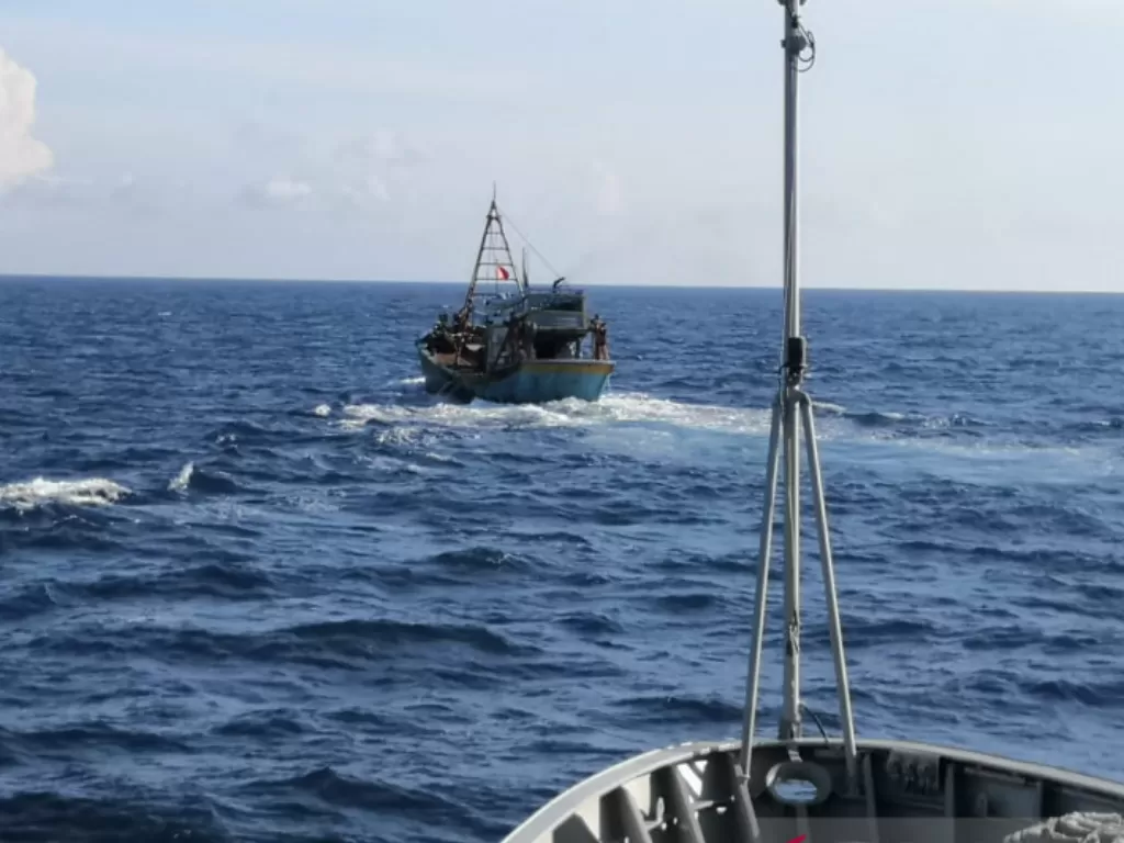 KRI Kerambit-627 menangkap kapal ikan berbendera Vietnam diduga melakukan penangkapan ikan secara ilegal di Zona Ekonomi Eksklusif Indonesia (ZEEI) di Laut Natuna Utara, Rabu (11/8/2021). (ANTARA/HO-Humas Koarmada I)