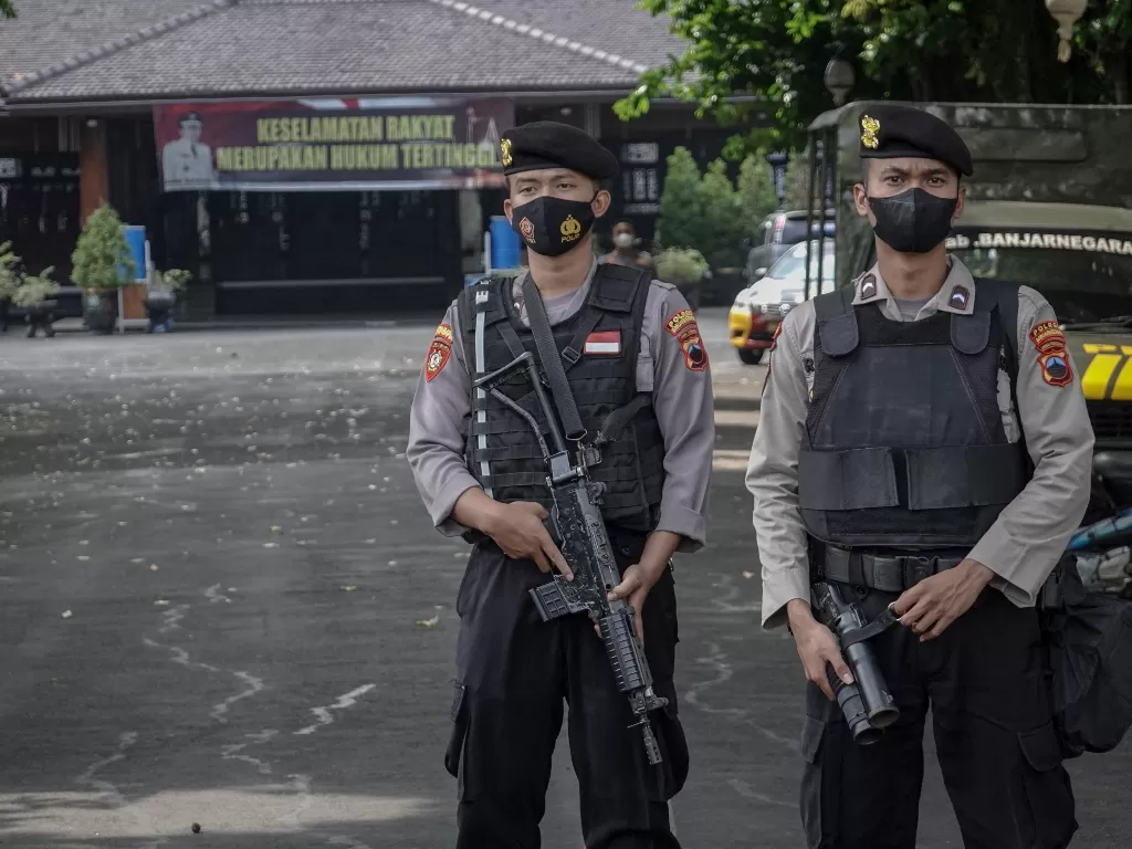 Ilustrasi - Polisi bersenjata berjaga saat penyidik KPK menggeledah di Kantor Bupati Banjarnegara, Jateng, Selasa (10/8/2021). (ANTARA/Idhad Zakaria)
