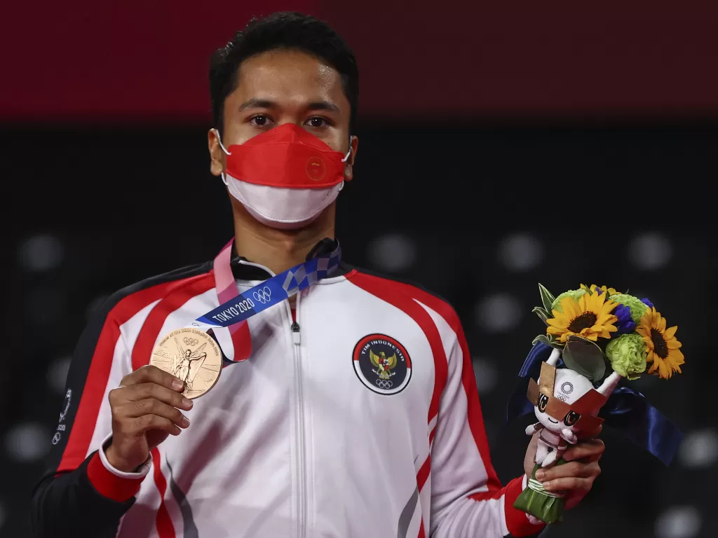 Anthony Ginting dari Indonesia berpose dengan medalinya. (photo/REUTERS/Leonhard Foeger)