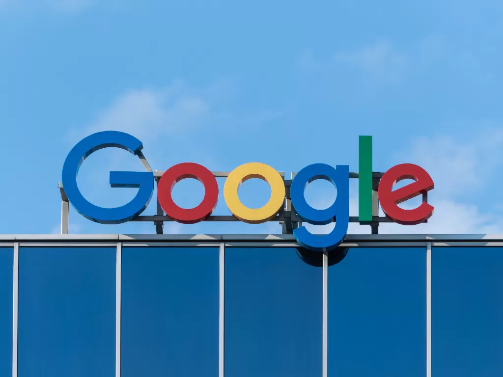 Tampilan logo perusahaan Google di salah satu kantornya (photo/Unsplash/Pawel Czerwinski)