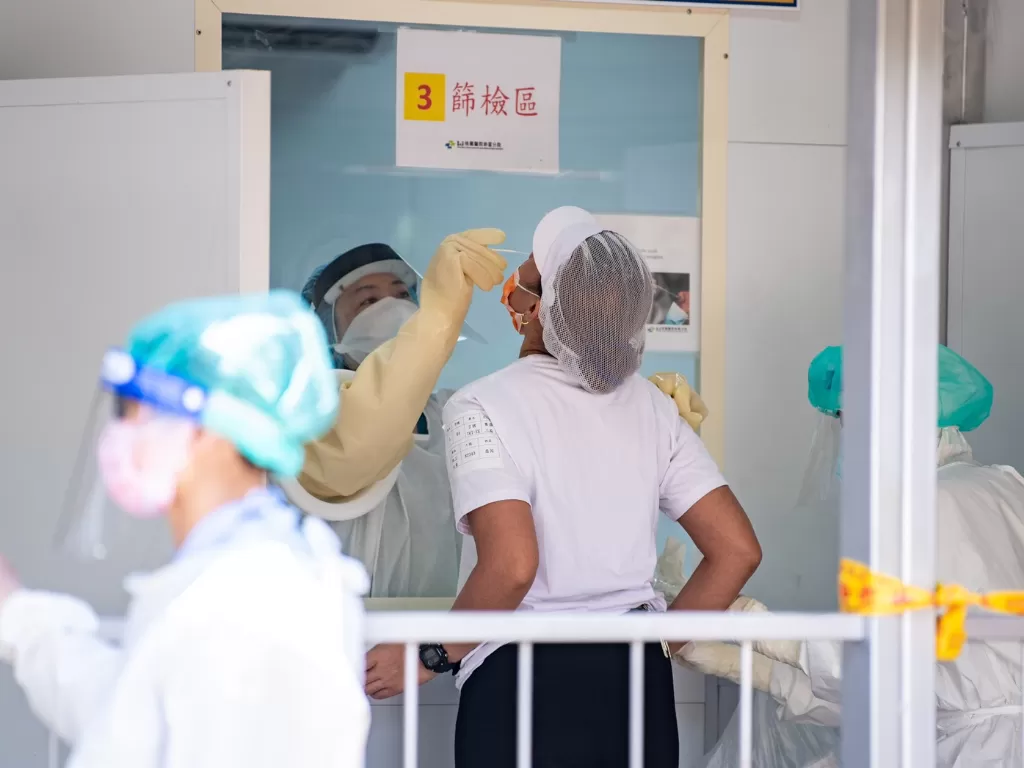 Para pekerja migran dapat tes swab gratis saat pandemi Covid-19 di Taiwan. (Istimewa)