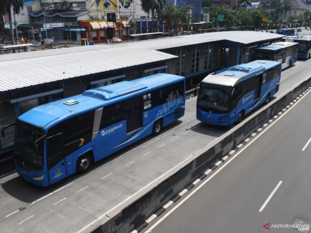 Bus TransJakarta memasuki area Halte Harmoni di Jakarta, Jumat (6/8/2021). (photo/ANTARA FOTO/Akbar Nugroho Gumay/ilustrasi)