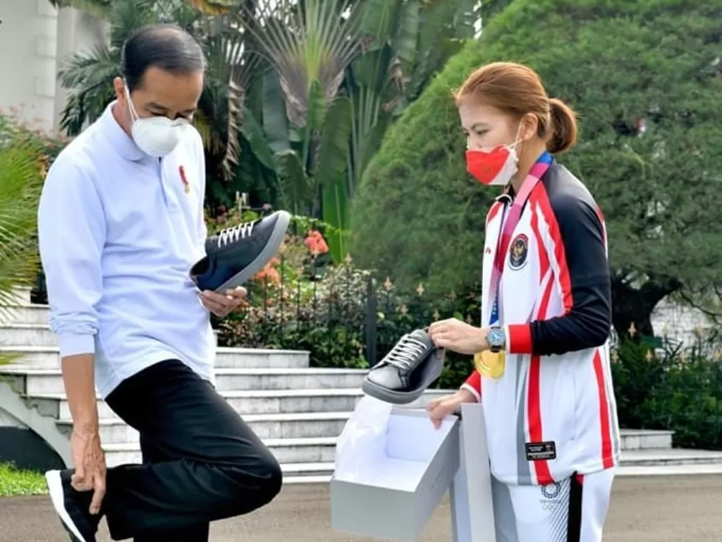 Greysia Polii bawa hadiah sepatu untuk Presiden Jokowi (Instagram @jokowi)