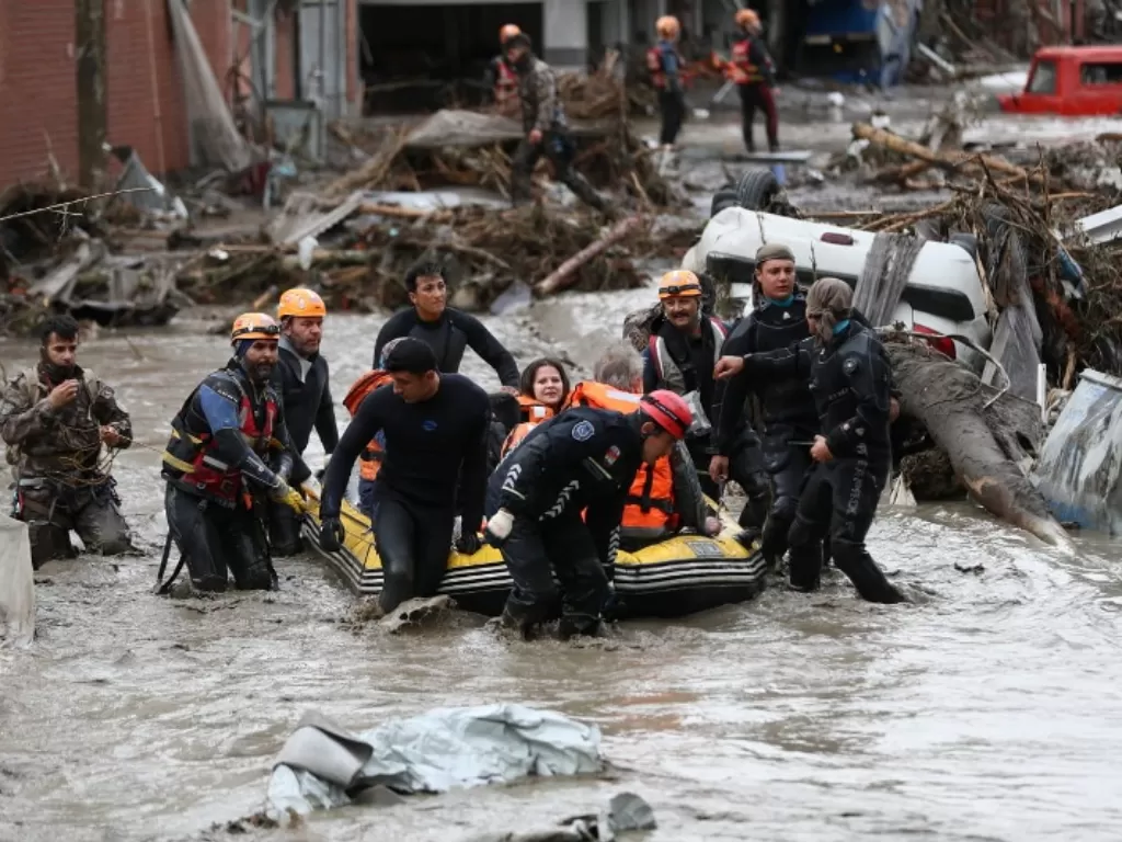 Banjir Bandang melanda Turki. (REUTERS/Onder Godez)
