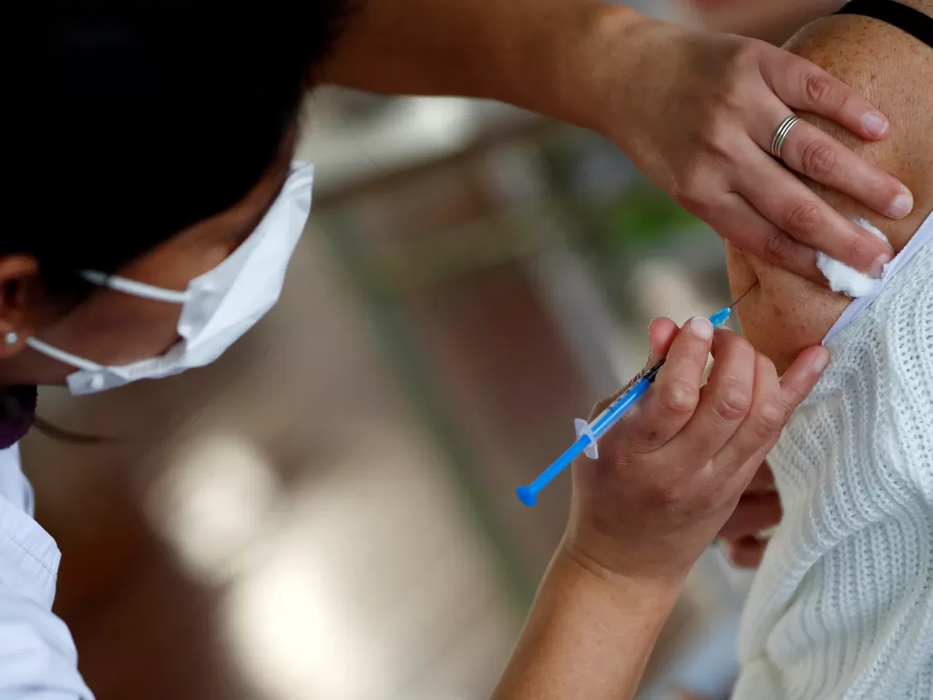 Ilustrasi vaksinasi. (REUTERS/Agustin Marcarian)