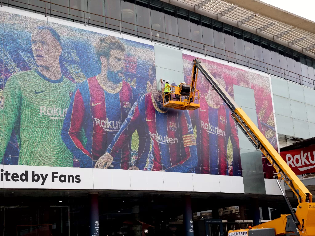 Tak ada lagi poster Lionel Messi di depan Camp Nou (REUTERS/Nacho Doce)