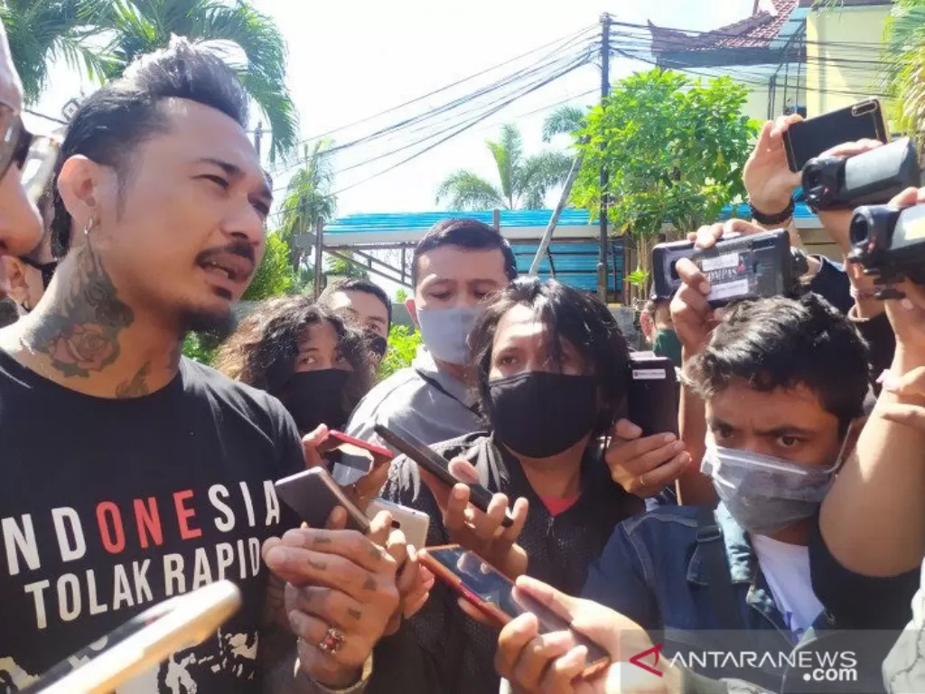 Jerinx SID menjalani pemeriksaan di Polda Bali (ANTARA/Ayu Khania Pranisitha/aa.)