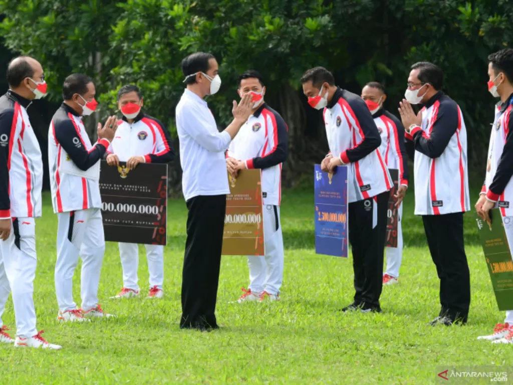 Presiden Joko Widodo (keempat kiri) didampingi Menpora Zainudin Amali (kedua kiri) memberikan ucapan selamat kepada para atlet dan ofisial tim Olimpiade Indonesia Tokyo 2020 di Istana Bogor, Jawa Barat, Jumat (13/8/2021). (photo/ANTARA FOTO/Biro Pers Med
