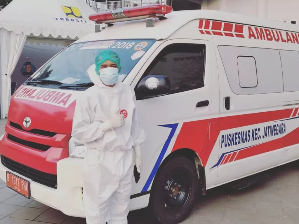 Pengendara mobil ambulans bawa pasien kritis bayi prematur. (Instagram/gholibnurilham)