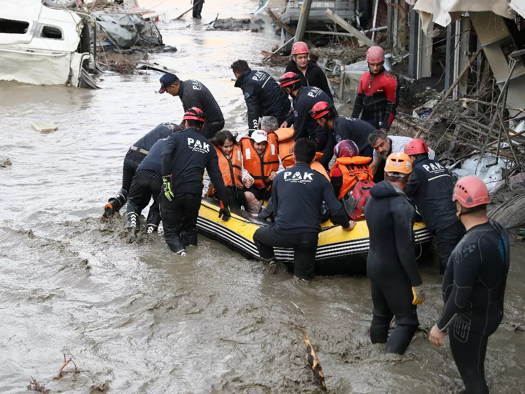 Anggota tim SAR mengevakuasi penduduk setempat selama banjir bandang (REUTERS/ONDER GODEZ/AFAD)