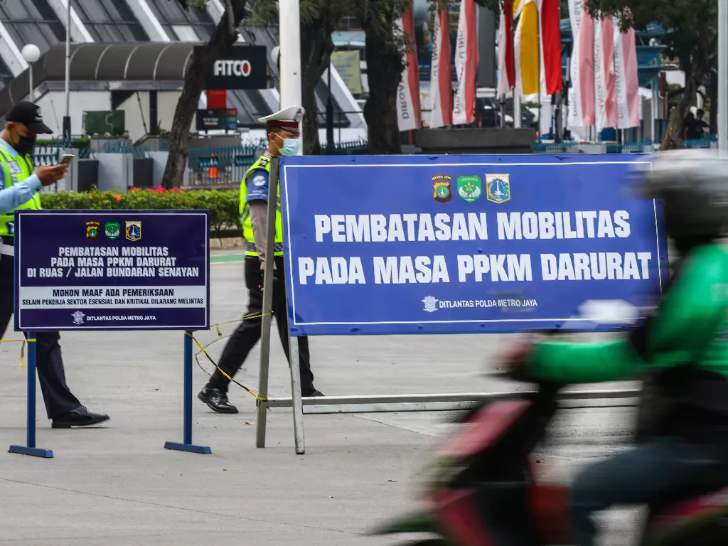 Ilustrasi: Pengendara melintas di jalur penyekatan Pemberlakuan Pembatasan Kegiatan Masyarakat (PPKM), Jakarta, Minggu (1/8/2021). (photo/ANTARA FOTO/Rivan Awal Lingga/ilustrasi)