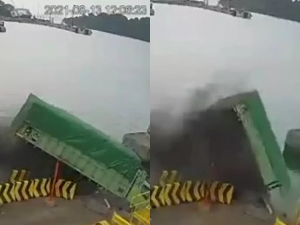 Detik-detik truk pakan ternak terjungkal ke laut di Pelabuhan Merak Banten (Instagram/andreli48)