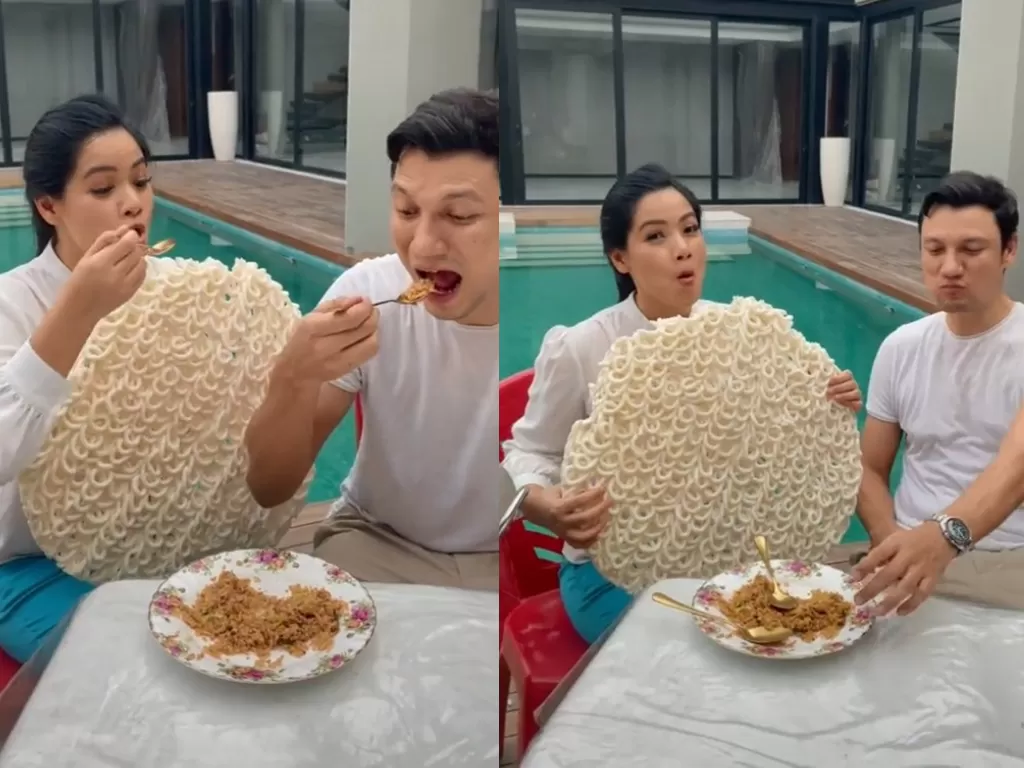 Aktor Titi Kamal dan Christian Sugiono mukbang nasi goreng lengkap dengan kerupuk jaring berukuran sangat besar. (Tangkapan layar/TikTok)