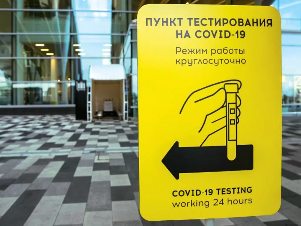 Papan informasi es Covid-19 di salah satu bandara di Rusia. (Skytraxratings.com)