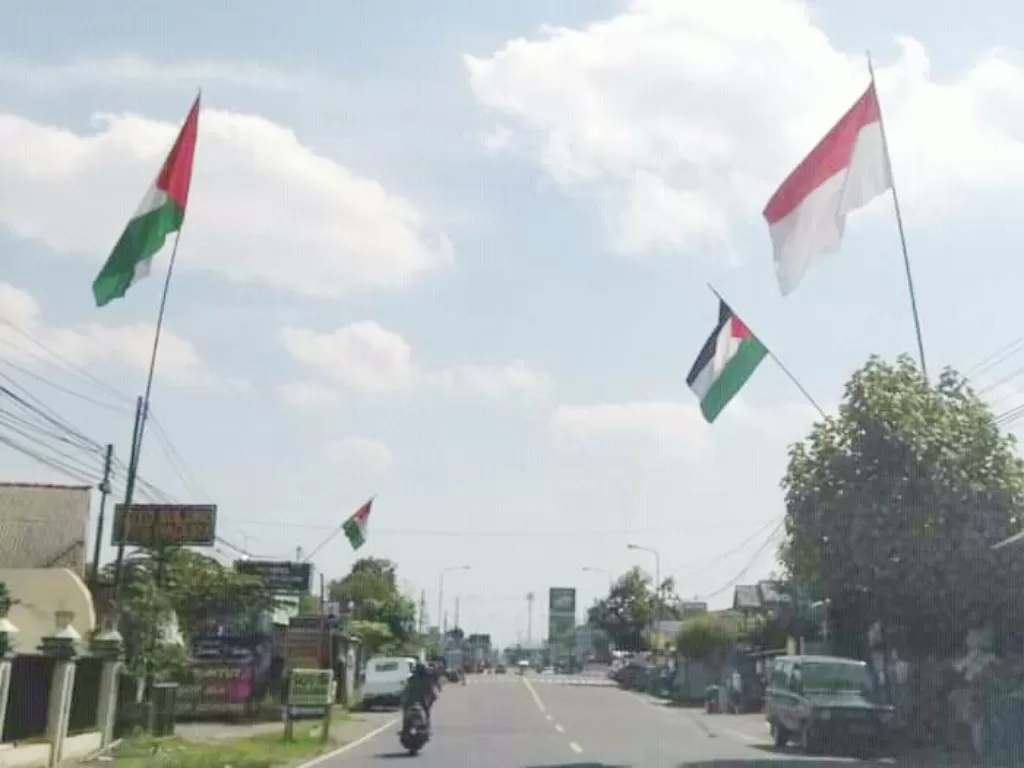 Ruas jalan di Yogyakarta yang diwarnai dengan bendera Palestina. (Twitter/@Miduk17)