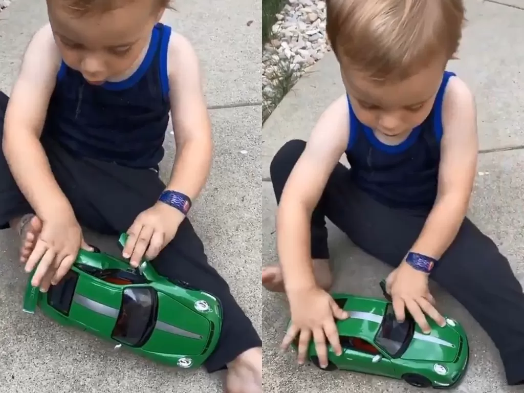 Anak kecil yang ingin memasukkan kakinya ke dalam mobil mainan kecil (Twitter/YouSeeingThis_)