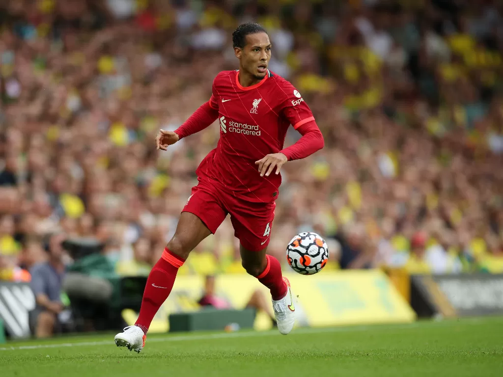 Bek Liverpool, Virgil van Dijk. (photo/Reuters/Peter Cziborra)