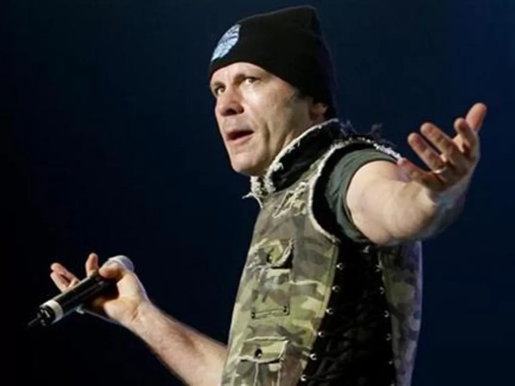 Vokalis Iron Maiden, Bruce Dickinson. (photo/REUTERS/Punit Paranjpe)