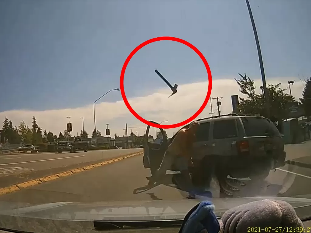 Pria pengemudi mobil SUV yang nekat lempar kapak saat bertengkar (photo/YouTube/Q13 FOX Seattle)