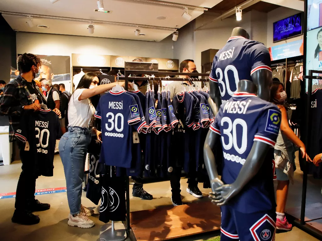 Pengunjung membeli jersey Lionel Messi (REUTERS/Sarah Meyssonnier)