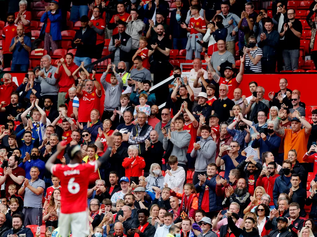 Manchester United ditonton fans lagi di Old Trafford (REUTERS/Phil Noble)