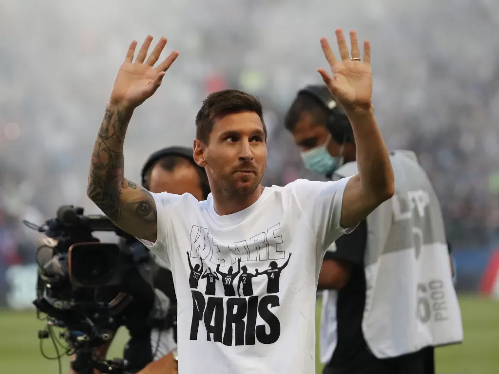 Lionel Messi dipernalkan di depan 48 ribu penonton di Parc des Princes (REUTERS/Sarah Meyssonnier) 